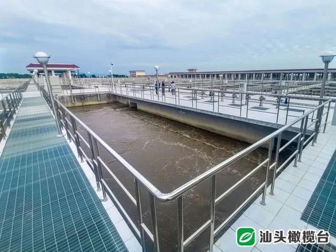 生物反应池里,气水翻腾,污染物在微生物的吸附降解作用下逐渐被三除